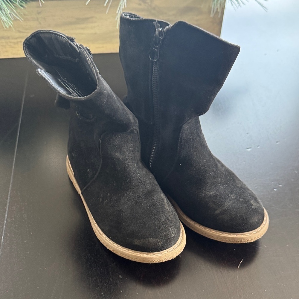 Cat & Jack Kids Black Boots with Brown Soles - Picture 3 of 4